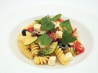 地中海風の冷たいパスタを楽しんでください。イタリアの家庭ごとに
独自のレシピで夏の間楽しまれています。冷たいフジッリをミニトマト、バジル、オリーブ、ケッパー、フェタチーズと一緒に盛り付けました。