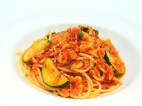 この少し辛いパスタには、桜エビ、ズッキーニ、新鮮なトマトが使われています。オリーブオイルとニンニクで作られ、トウガラシの風味も感じられる絶妙な味わいです。