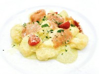 枝豆のソースで楽しめるニョッキです。生ハム、ミニトマト、ペコリーノチーズがトッピングされています。食感と味わいのシンフォニーで、一口食べたら病みつきになること間違いなしです。