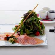 『前菜の盛り合わせ』はその日に仕入れる美味しい食材でつくるオススメを堪能できます。