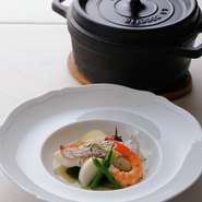 季節ごとの美味しい魚を使ったスープ仕立ての料理。魚と野菜の旨みをたっぷり堪能できます。
