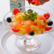 彩りの美しさに目を見張る『柑橘類のテリーヌ』。“アルケルメス”のリキュール をかけて。
