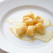 じゃがいもをグルテンが出ないように混ぜ、食感を良くするように工夫しています。やわらかく、もっちりとした食感が魅力的。ゴルゴンゾーラソースと栗のはちみつの絶妙な味わいをも楽しめる一皿です。