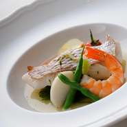 大分県、石川県、山口県の物を中心に、産地直送の新鮮かつ良質な鯛や鰆などを仕入れています。ハーブを使う事で、香りも良く魚介の旨みを堪能できる一皿に仕上げました。