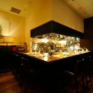 カウンターが目の前にあり、お客様とコミュニケーションがとりやすいオープンキッチンなので、笑顔を絶やさず居心地の良い雰囲気をつくれるよう心がけています。