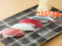 ネタと酢飯の味のバランスが絶妙。長年の経験と技が生み出すにぎり寿司は、サイズも程よく握られています。