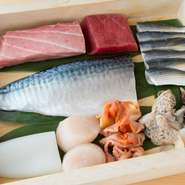 寿司は、新鮮なネタを使ってこそ価値があります。毎日築地市場に通い、自分の目で確かめ、自分が一番良いと思う魚を使います。それを寿司にする他、煮る・焼く・蒸すなどの調理法で美味しいものをお出ししています。