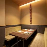 落ち着いた雰囲気が漂う店内は、接待や会食といったビジネスシーンに多く利用されています。夜の懐石や昼の御膳など、いずれも趣向を凝らした逸品です。水入らずのひと時に欠かせない個室も完備。