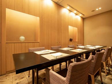 プライベート空間で食事を楽しめる個室も完備
