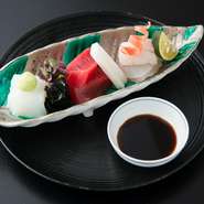 新鮮な魚の刺身を盛り合わせた『お造り』は、料理人の見事な包丁さばきで食感のよさを楽しめます。
