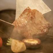 吟味を重ねた和牛のおいしさを閉じ込め、絶妙な火入れ加減で焼き上げる『熊本赤牛ロース肉の鉄板焼き』