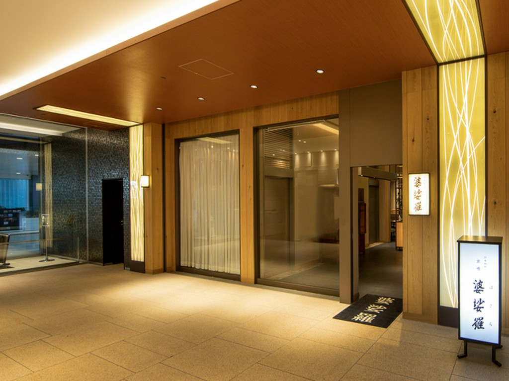 建物内からのエントランス