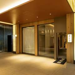 建物内からのエントランス