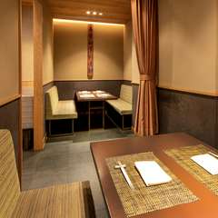 半個室のように使えるボックスタイプのテーブル席