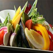 珍しい野菜が沢山、人気商品です。特製のバジルソースが野菜とよく合います。