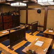 地下1階と地下2階の2フロアからなるお店は、地下1階はテーブル席で、地下2階は全席ほりごたつ式座席です。個室もあり20名～30名までの団体様にもご利用いただけます(要予約)。60名様より貸切も可能です。（要予約）