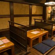 初めてでもどこかほっとさせるお店の雰囲気、店長のをはじめとするスタッフの礼儀正しく、ときにはフレンドリーで温かみのあるもてなしが「本物を知る」大人たちをひきつけます。