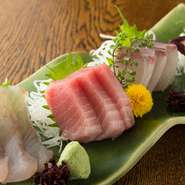 オーナーが毎日仕入れる鮮度抜群の鮮魚を、日替わりで最もおいしい食べ合わせを考え盛り込んでいます。盛り付けた器もオーナーが手がけた器です。この日は平目、まぐろ、かんぱち、たこの盛り合わせです。