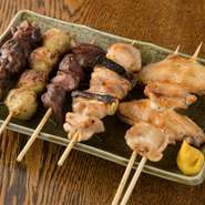 砂肝、つくね、レバー、ねぎま、手羽先の串焼きの盛り込みは、常連客が必ずオーダーする人気のヒトサラ。