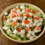 トマト、レタス、豆腐と栄養満点でみた目もきれいと評判のサラダは、ヘルシーと女性に大人気です。