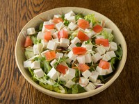 トマト、レタス、豆腐と栄養満点でみた目もきれいと評判のサラダは、ヘルシーと女性に大人気です。