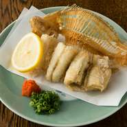 丁寧に揚げているので、骨も美味しく食べれます。自慢の自家製ポン酢とともにお召し上がりください。