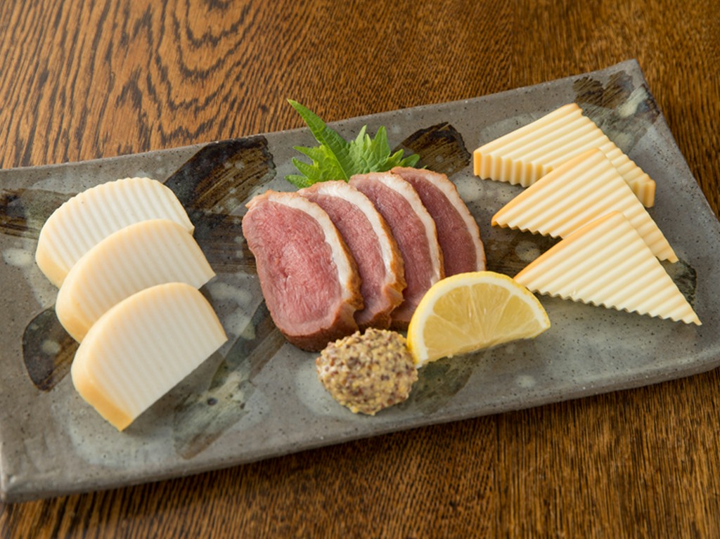 合鴨、チーズ、かまぼこの『くんせい三点盛り』