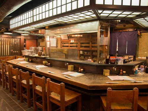 カウンターはお一人様にも人気です