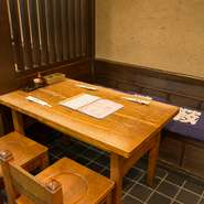 椅子席がご希望のお客様はB1階のテーブル席へお越しください。個室のご用意はB2階のみとなります。