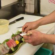 お店は地下1階と地下2階に分かれています。カウンターの中での調理を通して、できるだけ早くお客様の「この料理を食べたい」というお気持ちに応えられるよう、心をこめて調理するのが私のおもてなしだと思います。