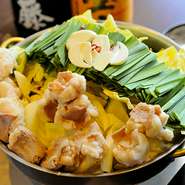 食材はもちろん、調味料までも九州から仕入れ、本場・博多の味を実現しています。こだわり抜いた料理の数々は、九州出身者には懐かしさを、その他の地域の方には新鮮さを与えてくれると好評を呼んでいます。