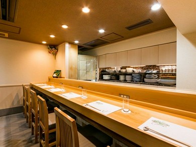 料理人と会話を楽しみながらの食事は、カウンター席の醍醐味