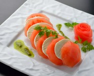 水牛のモッツァレラチーズとトマトでさっぱりと。白ワインとの相性抜群の一皿で至福のひとときを演出。