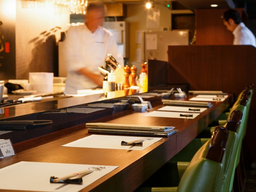 臨場感ある演出を楽しむカウンター