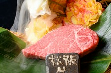 最高級松阪牛のシャトーブリアンを使用したコース。
国産伊勢海老も付いた贅沢を極めたコースです。