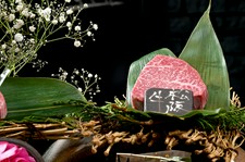 ランク金以上日本三大和牛松阪牛の赤身堪能コース。肉の芸術品ともいわれる最高の松阪牛をご堪能ください