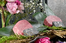 松阪牛と仙台牛の厳選した赤身が一度に味わえる贅沢なコースです。