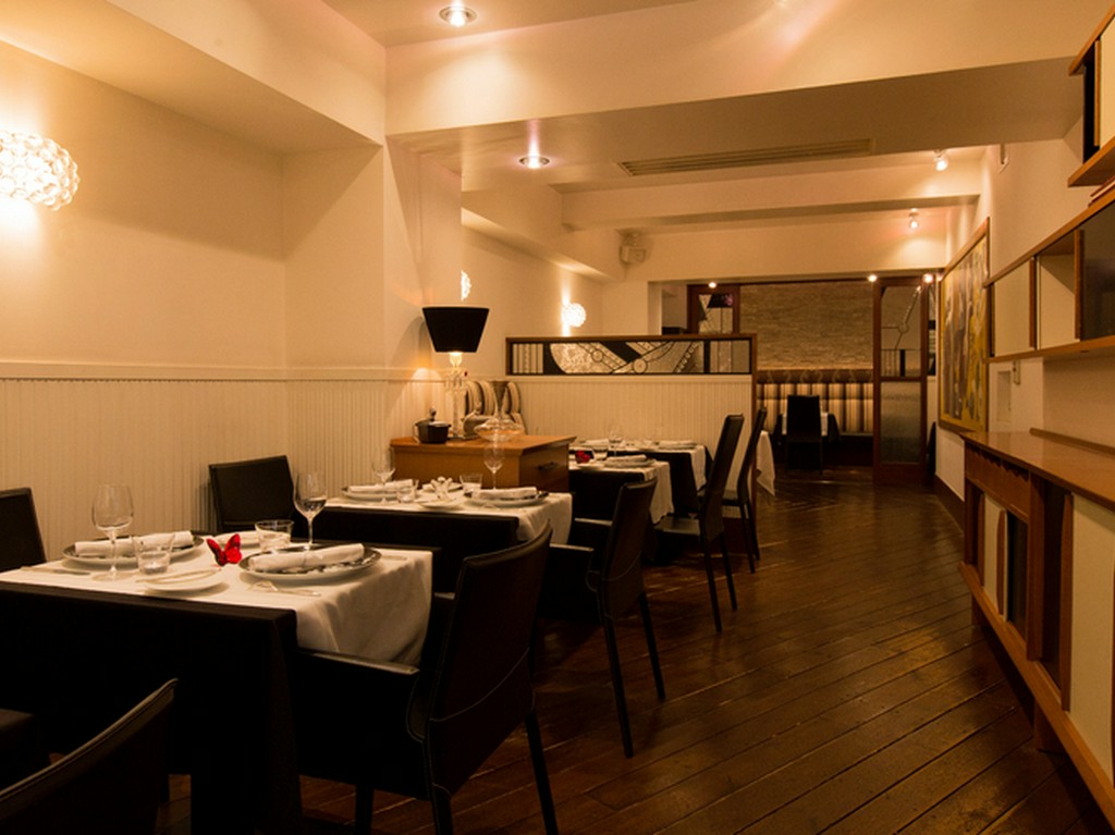 黒を基調にしたシックなインテリア