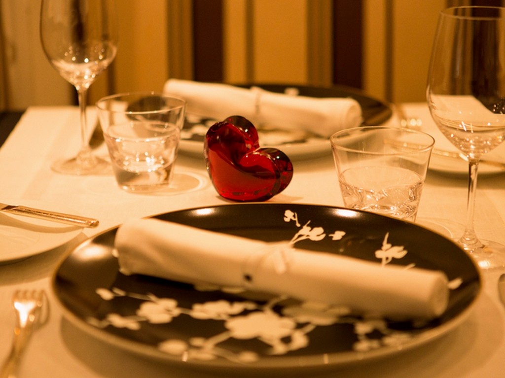 食卓を華やかに彩る器やカトラリー