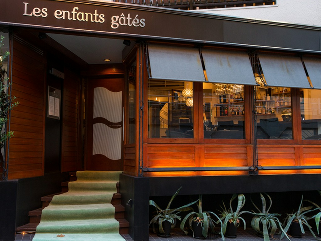 気軽に使えるカフェのような店構え