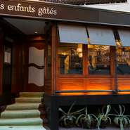 パリにあるカフェを思わせる店構え。星付きフレンチでありながら、気軽に利用できる雰囲気です。