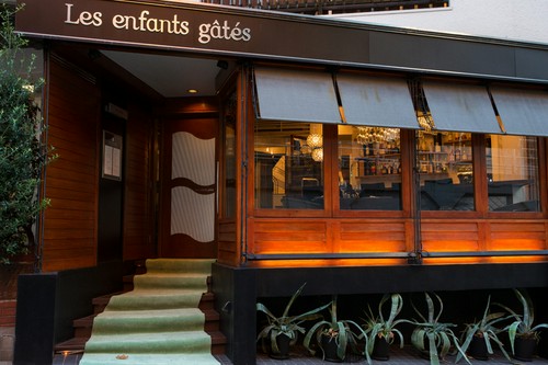 気軽に使えるカフェのような店構え