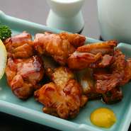 肉自体に旨みのある茨城産のあかね鶏でつくる焼鳥。かえしを使った甘めのタレか、石垣産の塩をつけて。