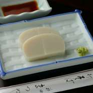 小田原産の特選かまぼこを、おろしたてのわさびと土佐醤油で。蕎麦を味わう前のあてに最適です。