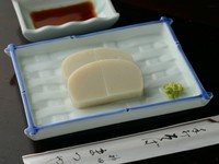 小田原産の特選かまぼこを、おろしたてのわさびと土佐醤油で。蕎麦を味わう前のあてに最適です。