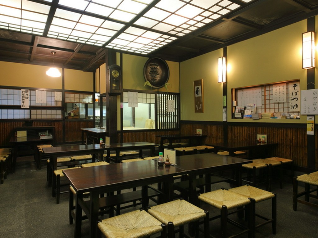 歴史を感じ、活気あふれる店内　