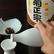 【神田まつや】で扱う日本酒は『菊正宗』のみ。料理の味を損なわずに引き立てる、名脇役です。　