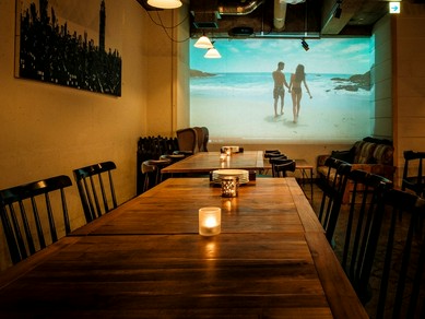 ゆとりある空間の中で大勢の友人や仲間ともゆっくり過ごせる