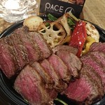 PACE看板メニュー！　醤油ベースに香味野菜をブレンドした山形郷土だしをかけて食べるサーロインのステーキ。
※他のお肉料理は本日メニューをご覧ください