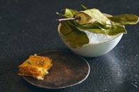 手前は、ピクルスやフライなど多彩な調理法のかぼちゃとバッカスチーズを重ねた一品。ニラの花を添えて。奥は、さつま芋のピューレを筒状に凍らせ、アイスキャンディーに。アミューズとして提供されます。